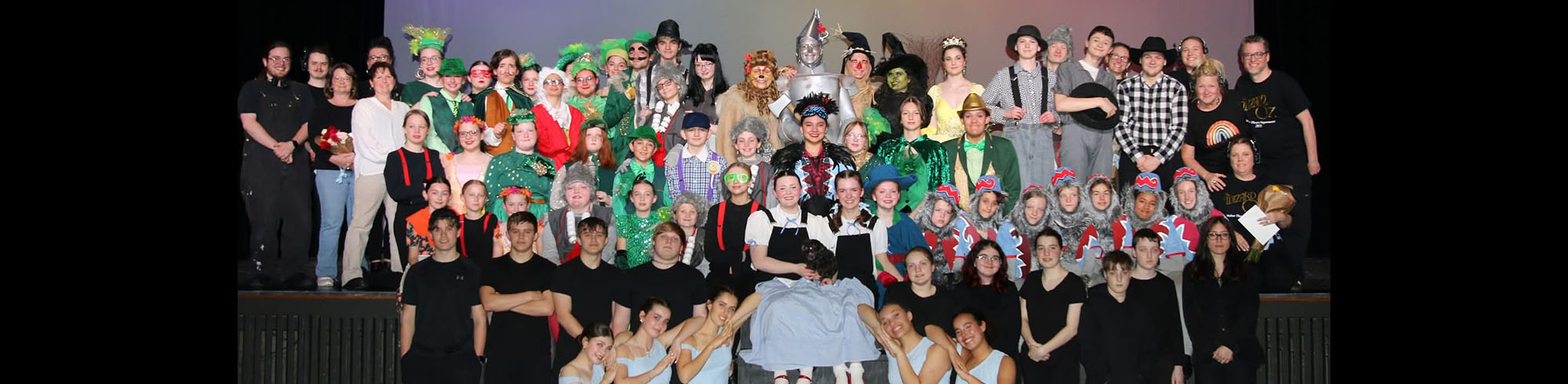 Cast of Wizard of Oz on stage