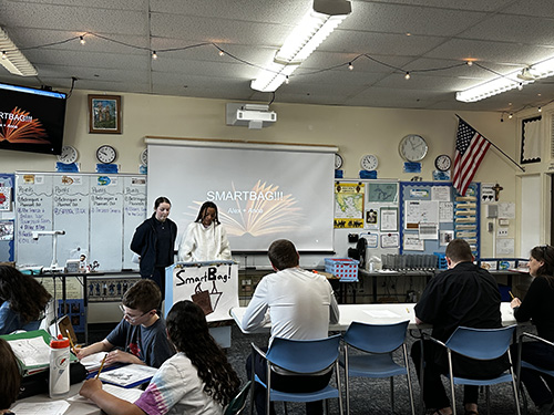 Two students presenting their SMARTBAG project