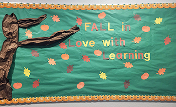 Mountain Meadows student artwork Fun bulletin board of a tree and leaves with Fall in Love with Learning