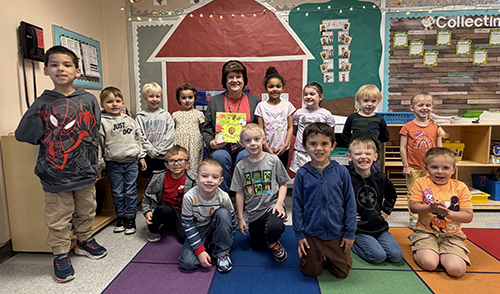 Mrs. Allegretto, mystery reader, taking a picture with the class