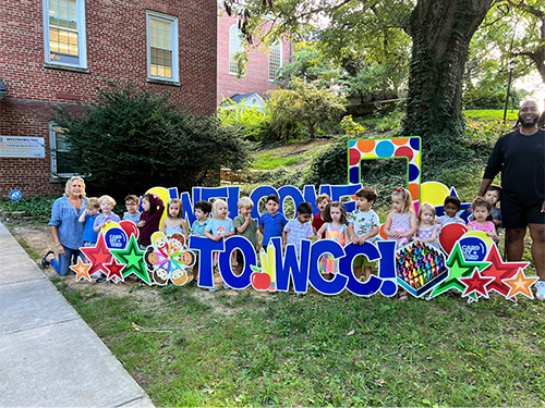 Lots of students in a welcome to wcc signs