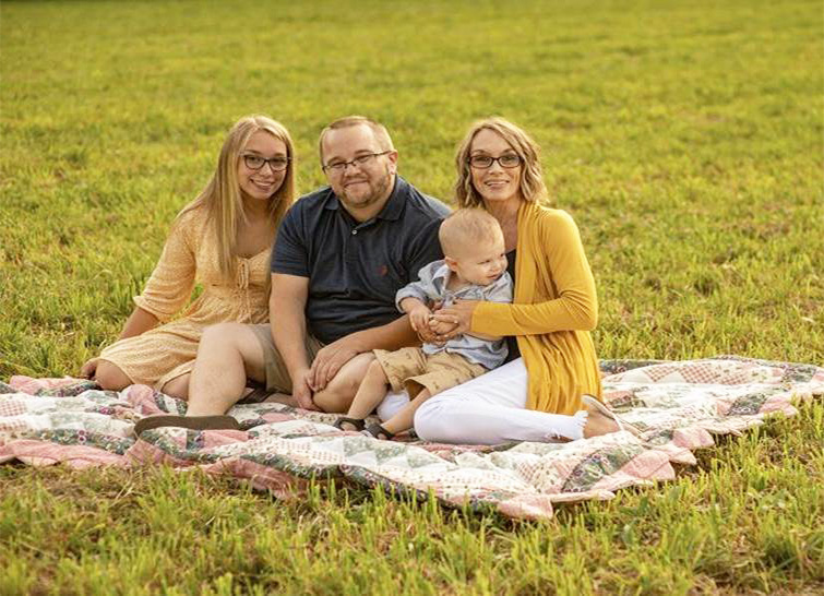 Alumni of the month, Erica Gindlesperger pictured with her family