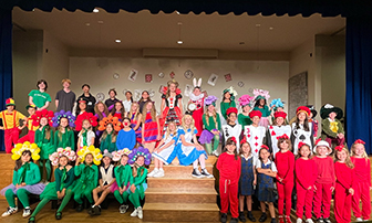 Cast of Alice in Wonderland Jr. on the stage